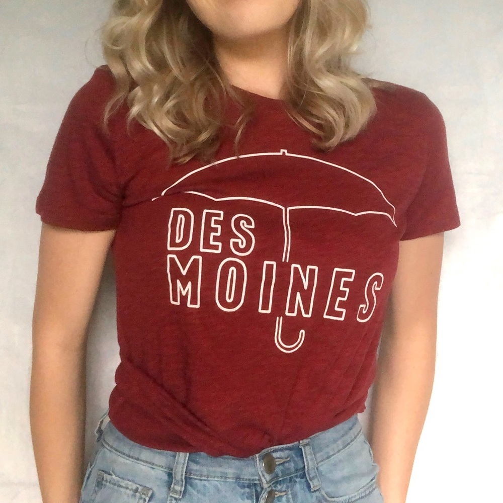 Des Moines NWOT Graphic Tee
